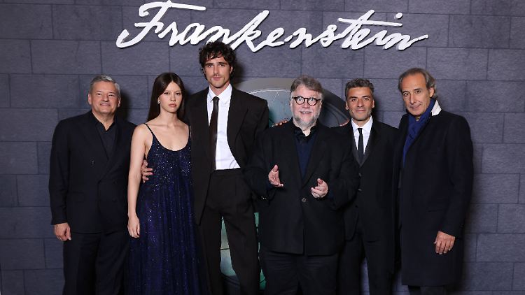 Garantiert alle echt: Guillermo del Toro umringt von seinem "Frankenstein"-Cast.