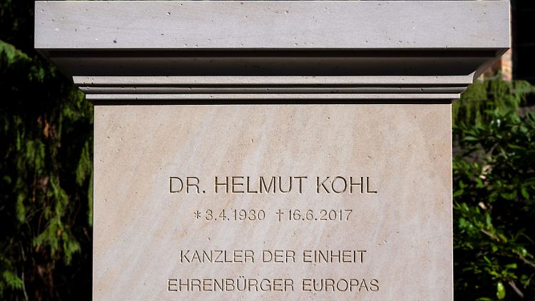 Ein großer Grabstein ersetzt ein Holzkreuz.