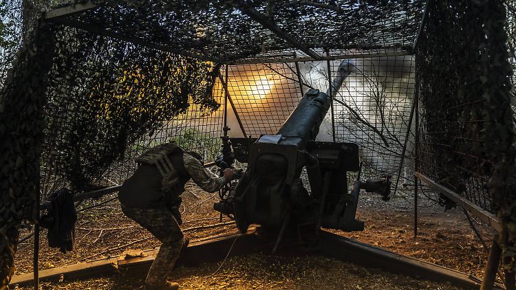 Ukrainische Soldaten feuern entlang der Front mit D30-Artillerie auf russische Infanterie.