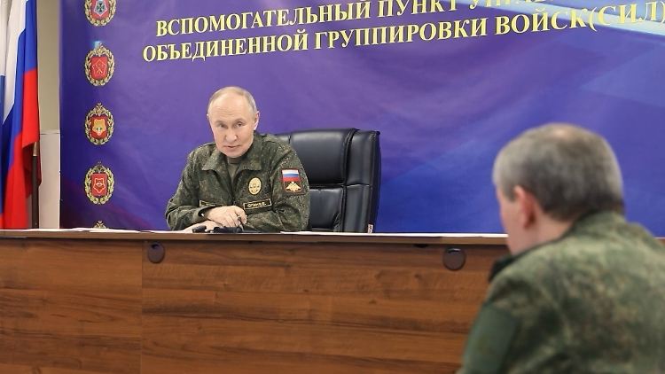 Inszenierung als starker Führer: Putin befragt Generalstabschef Gerassimow, das Staatsfernsehen überträgt.