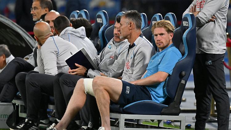 Kevin De Bruyne kann erstmal nur zuschauen.