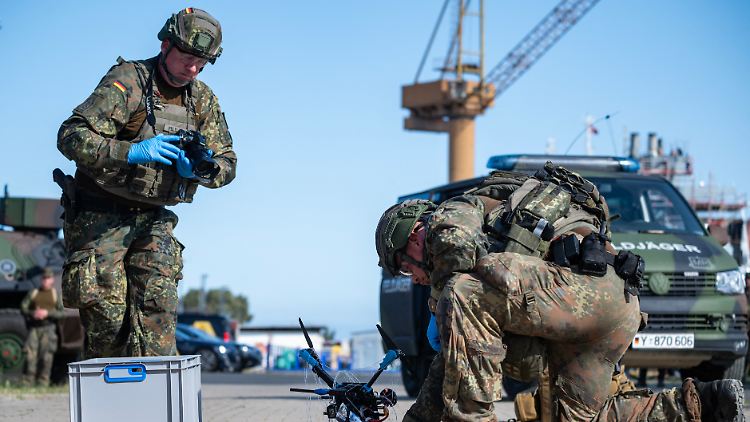 Deutsche Feldjäger untersuchen bei einer Übung eine erbeutete Drohne.