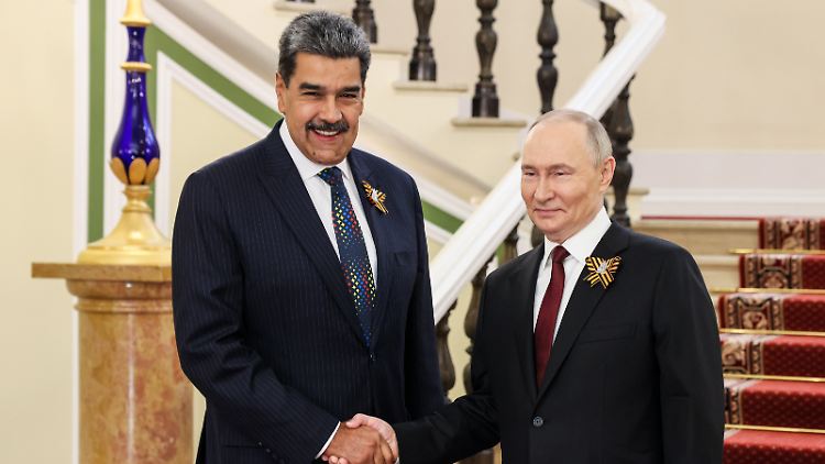 Gute Laune schon im Mai: Da haben Maduro und Putin den Grundstein für das Abkommen gelegt.