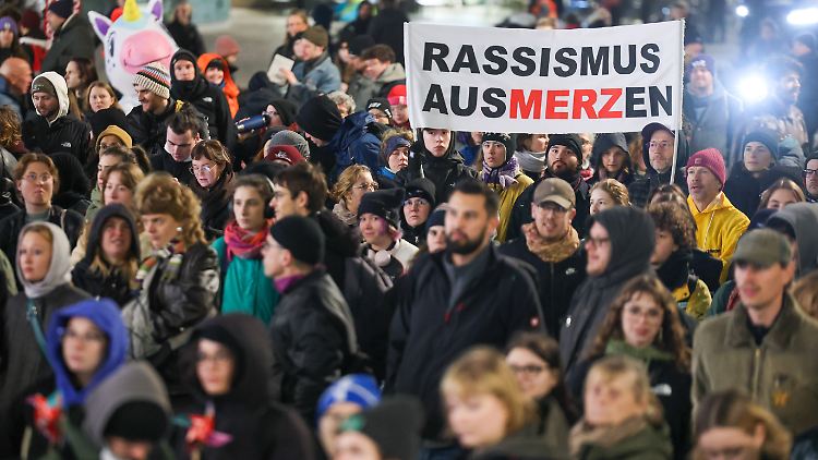 "Ein vermeintlich falsches Wort": Demonstranten auf dem Leipziger Marktplatz machen Front gegen Merz. 