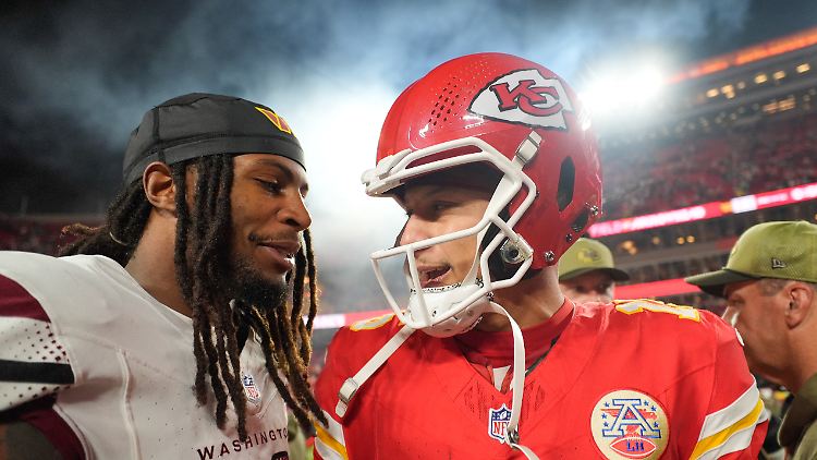 Patrick Mahomes (r.) und die Chiefs kommen ins Rollen.