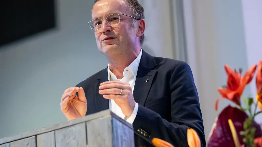 Christian-Kopp-spricht-waehrend-Landessynode-nach-seiner-Wahl-zum-Landesbischof