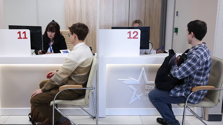 Junge russische Männer sitzen in einem Moskauer Rekrutierungsbüro.