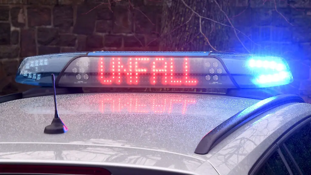 Die-Leuchtschrift-Unfall-auf-dem-Dach-eines-Polizeiwagens
