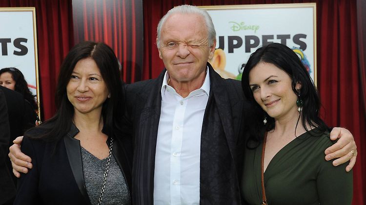 Anthony Hopkins mit seiner Frau Stella (l.) und Abigail im Jahr 2011 - danach wurden Vater und Tochter nicht mehr öffentlich abgelichtet.