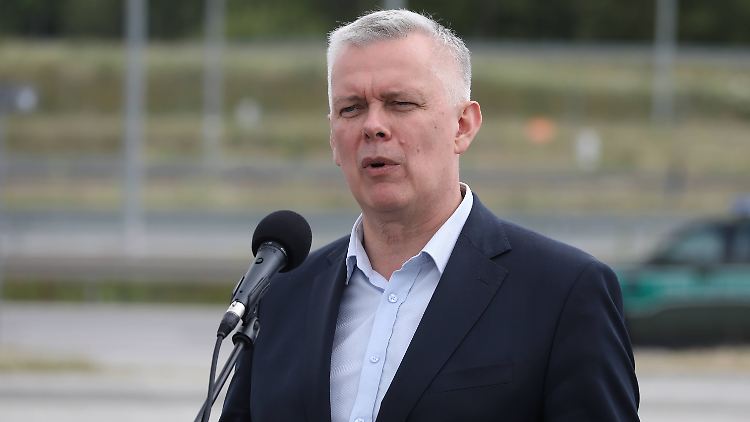 Polens Geheimdienstkoordinator Siemoniak bei einer Pressekonferenz während eines Besuchs an der polnisch-litauischen Grenze.