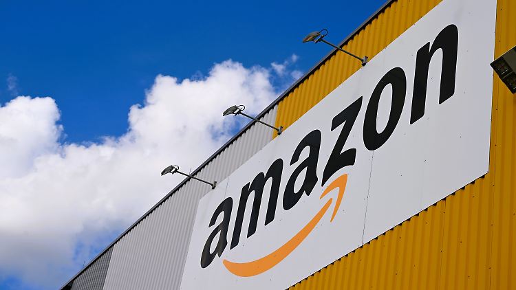 Amazon verwies darauf, dass gleichzeitig neue Arbeitsplätze in anderen Bereichen geschaffen würden.
