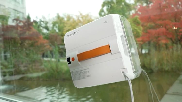 Fensterputzen ohne Arbeit und auf Knopfdruck. Aber wie sauber erledigen die Wischroboter ihre Arbeit?