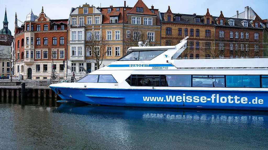 Das-Motorschiff-Sundevit-der-Weisse-Flotte-GmbH-liegen-im-Hafen-von-Stralsund