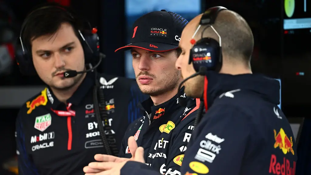 Max-Verstappen-von-Red-Bull-Racing-M-spricht-in-Melbourne-mit-seinem-Team