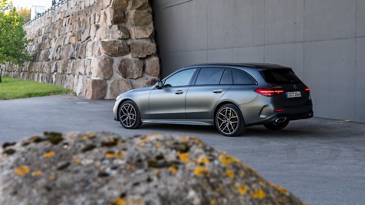 Die C-Klasse ist deutlich kompakter als der BMW, was das Autofahrerleben in der City einfacher macht.