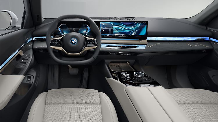 Der beleuchtete Kristallglas-Dekorstreifen ist cool, gut zugängliche Ladeschalen sind praktisch.