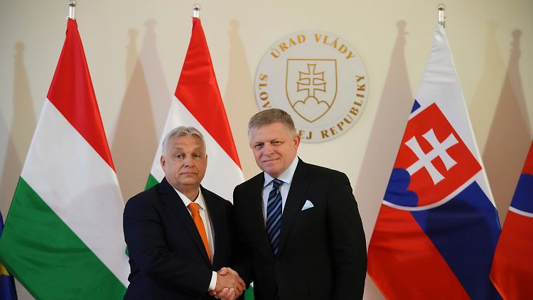 Der slowakische Premierminister Fico begrüßt seinen ungarischen Amtskollegen Orban bei einem Treffen in Bratislava.