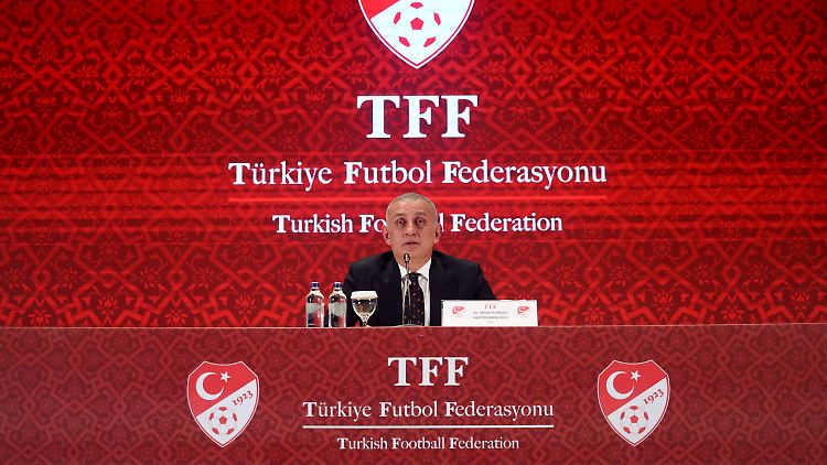 "Wenn wir den türkischen Fußball dahin bringen wollen, wo er hingehört, müssen wir jeglichen Schmutz beseitigen", sagte Verbandspräsident Ibrahim Haciosmanoglu.