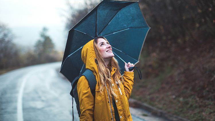 Diese sieben Essentials sorgen bei Regen und stürmischem Wetter für trockene Kleidung und Komfort.