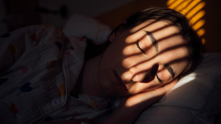 Wer sein Herz schützen will, sollte laut einer Studie so dunkel wie möglich schlafen.