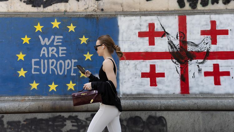 Die Regierungspartei erklärt, sie wolle der EU weiterhin beitreten - jedoch nur unter Wahrung des Friedens mit Russland und der angeblichen orthodox-christlichen Werte des Landes.