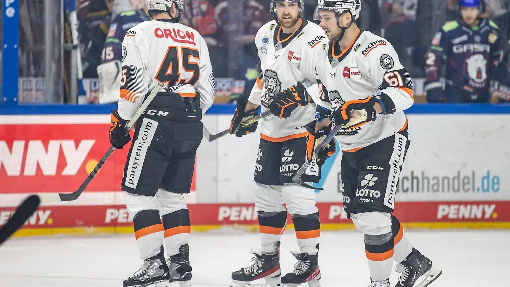 Carson-McMillan-l-r-Reid-McNeill-und-David-Elsner-von-Loewen-Frankfurt-laufen-ueber-das-Eis