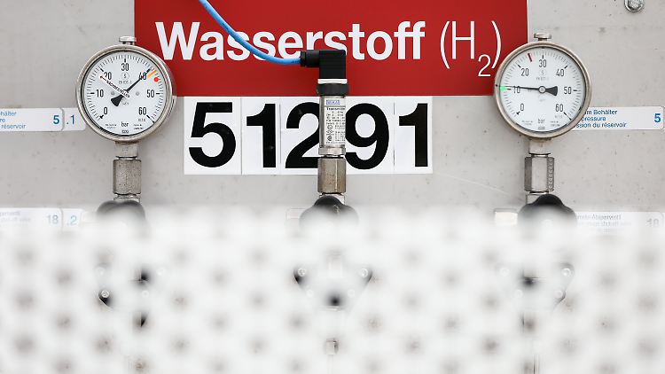 Ein Wasserstofftank steht vor dem Labor mit dem neuen Brennstoffzellenprüfstand in Chemnitz