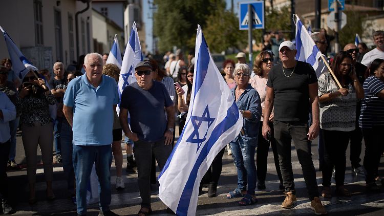 Teilnehmer einer Beerdigung einer nach Israel zurückgebrachten getöteten Geisel.