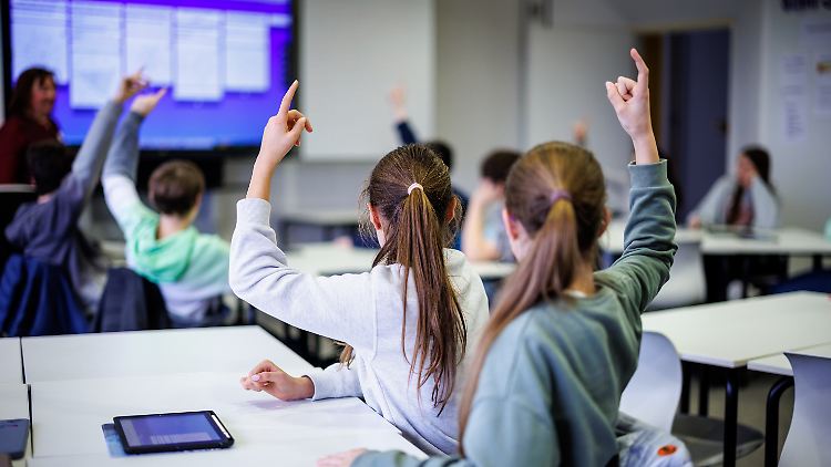 Banaszak hält "nichts davon, Themen, von denen jeder weiß, dass es sie gibt, aus den Schulen auszusperren".