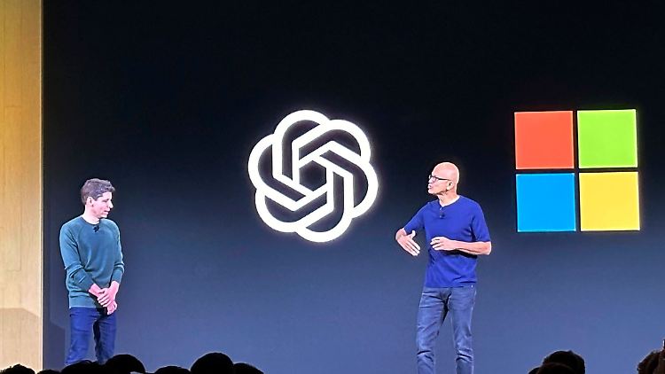 Microsoft-Chef Satya Nadella (rechts im Bild) war ein früher Unterstützer von OpenAI und des Mitgründers Sam Altman. (Archivbild)