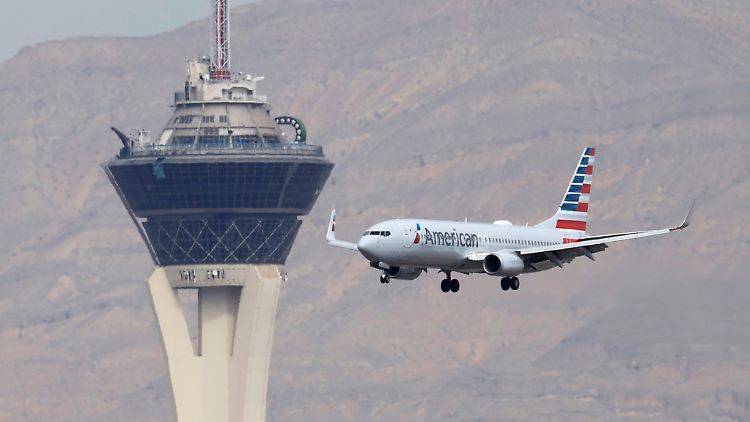 Fluglotsen arbeiten in Towern und Kontrollzentren von Flughäfen.