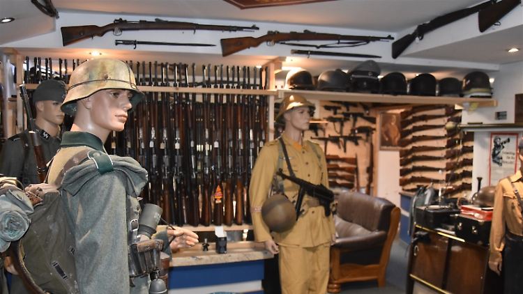 Im Keller hatte der 59-jährige Verdächtige ein museumsartiges Arsenal errichtet.