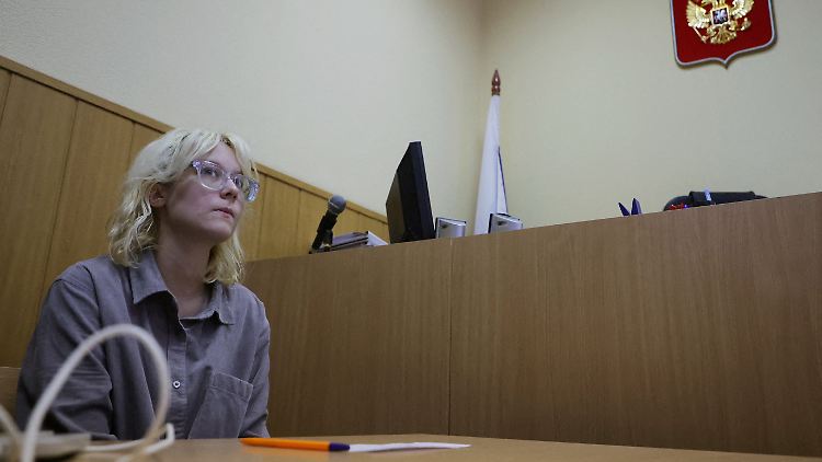 Diana Loginowa alias Naoko sitzt in einem Gerichtssaal vor einer Anhörung in Sankt Petersburg.