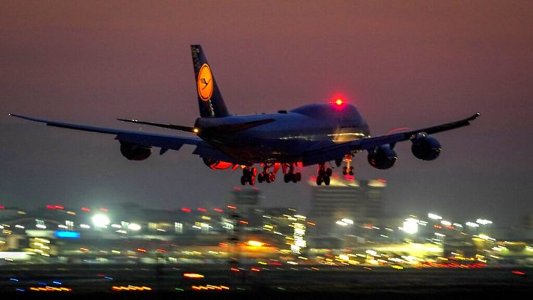 Die Piloten haben sich per Satellitentelefon in der Lufthansa-Zentrale gemeldet, um die Lage dringlich zu schildern.