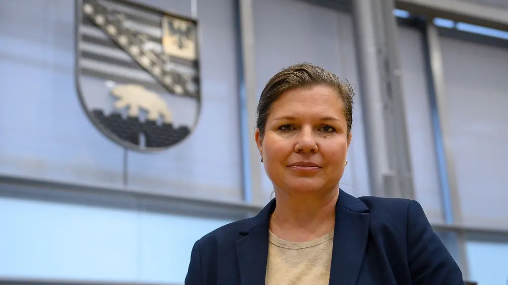 Franziska-Weidinger-CDU-Ministerin-fuer-Justiz-schaut-in-die-Kamera