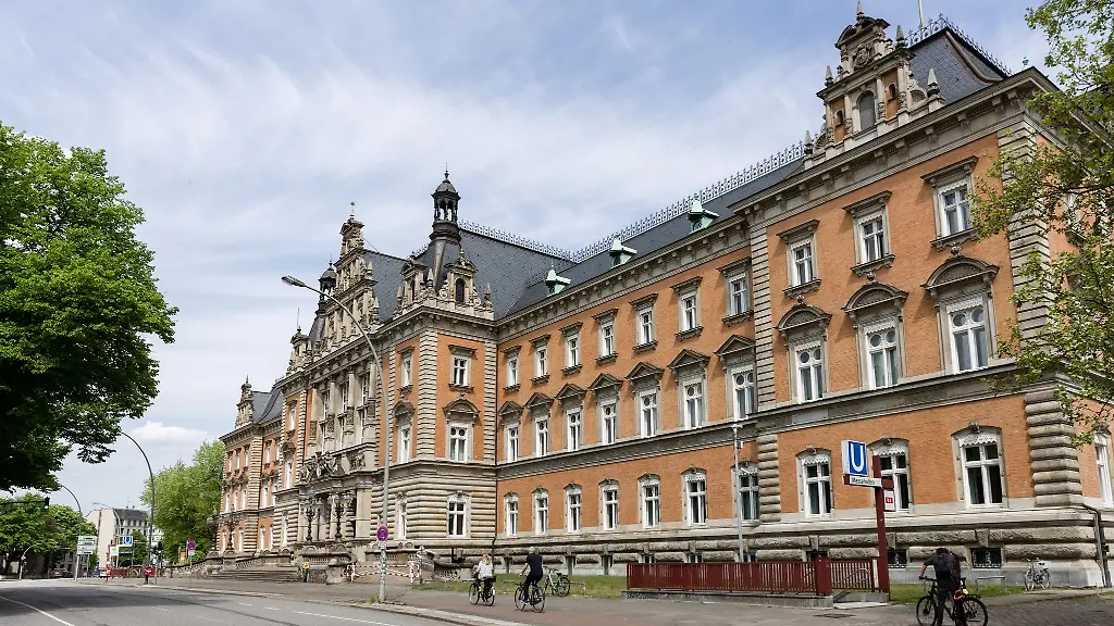 Blick-auf-das-Strafjustizgebaeude-des-Landgerichts-Hamburg