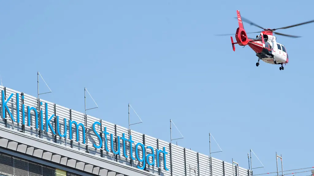 Ein-Rettungshubschrauber-hebt-neben-dem-Schriftzug-Klinikum-Stuttgart-vom-Katharinenhospital-aus-ab