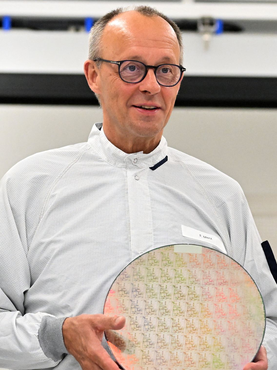 Im Reinraum darf Merz auch mal einen Chip in die Hand nehmen.