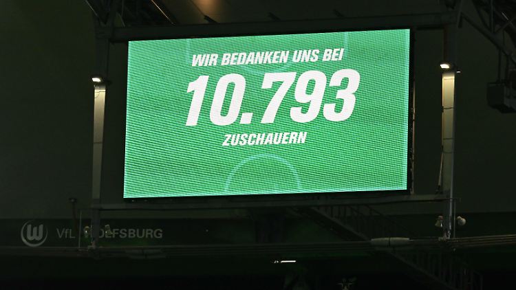 Enttäuschend wenig Menschen haben den Weg ins Stadion gefunden.