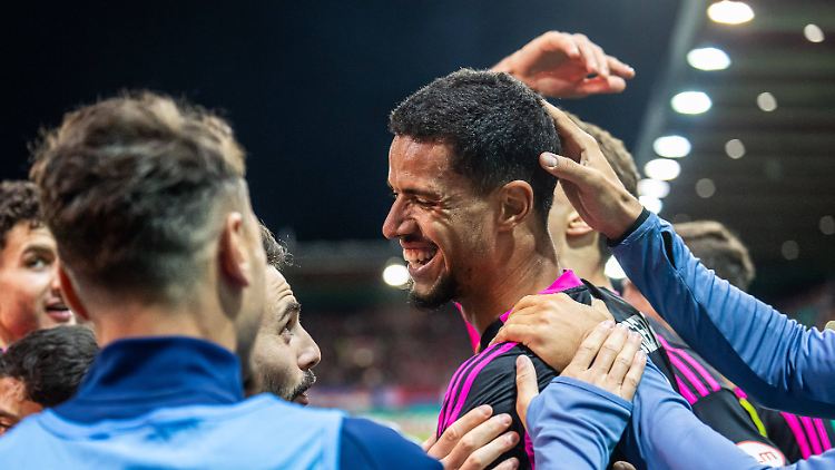 Robert Glatzel wird von seinen Teamkollegen gefeiert.