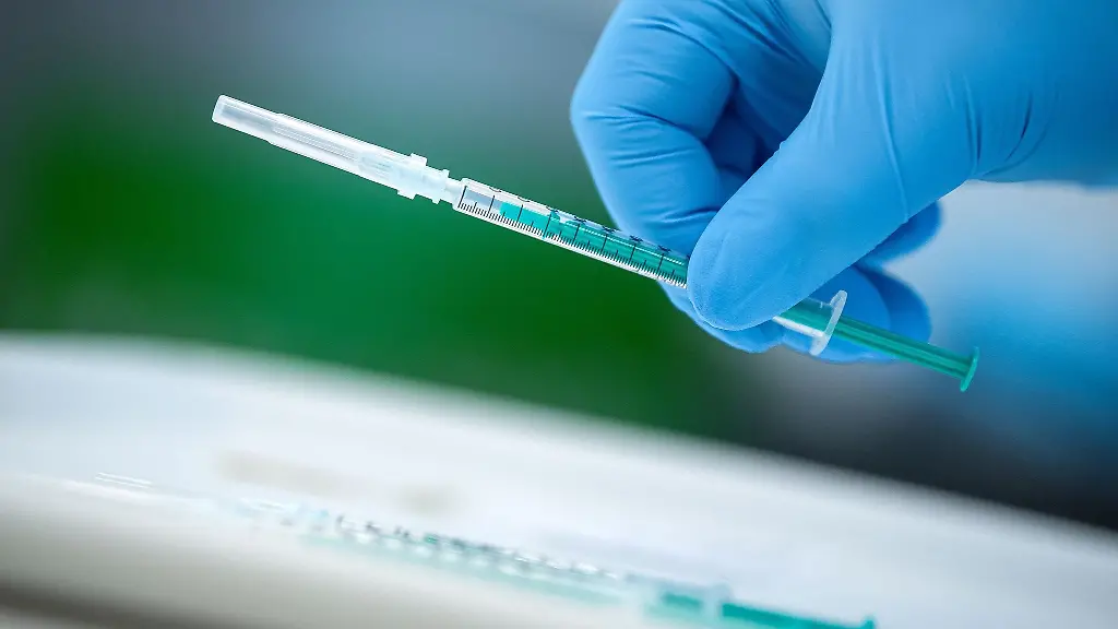 Eine-Spritze-mit-einem-Impfstoff