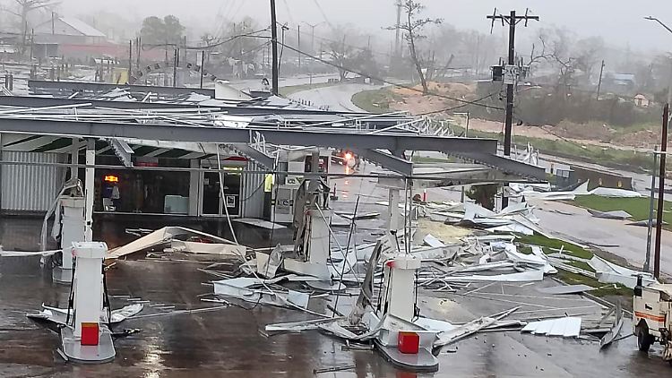 Eine stark beschädigte Tankstelle auf Jamaika.