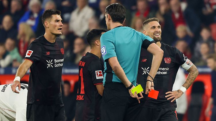 Deniz Aytekin zeigt Robert Andrich (r.) ein Feuerwerk aus Gelber und Roter Karte.
