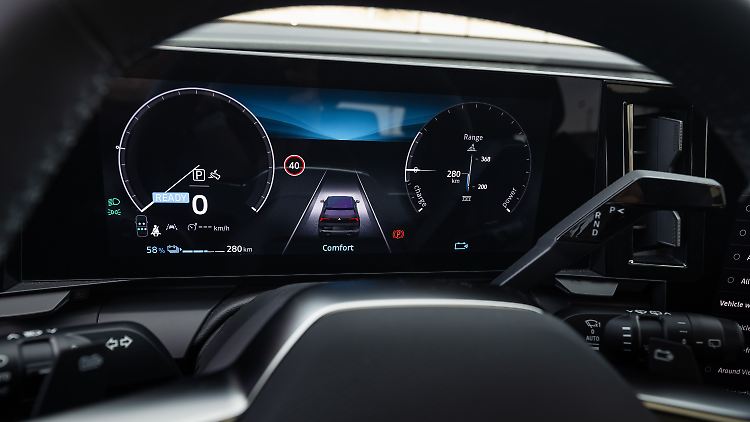 Der Mitsubishi hat ein 12-Zoll-Farbdisplay und einen ebenso großen Touchscreen.