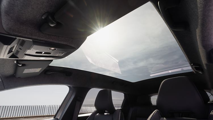 Das Glasdach kann abgedunkelt werden, wenn die Sonne zu sehr strahlt.