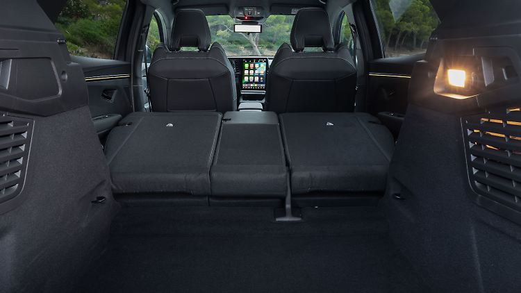 Manko im Mitsubishi Eclipse Cross: kein ebener Ladeboden bei umgeklappter Rückbank.