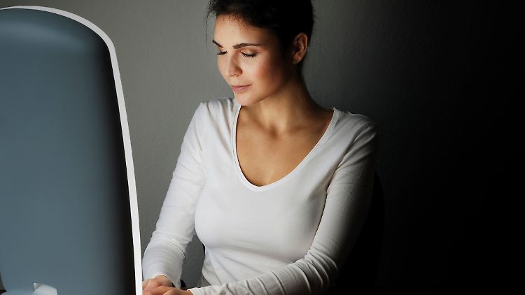 Tageslicht statt Wintergrau: Spezielle Lampen simulieren Sonnenlicht und können Müdigkeit und Stimmungstiefs effektiv lindern.