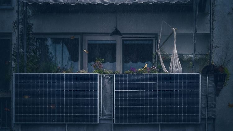 Im Herbst und Winter ist Sonnenschein eher selten. Daher stellt sich die Frage: funktioniert ein Balkonkraftwerk auch in der dunklen Jahrzeszeit? 