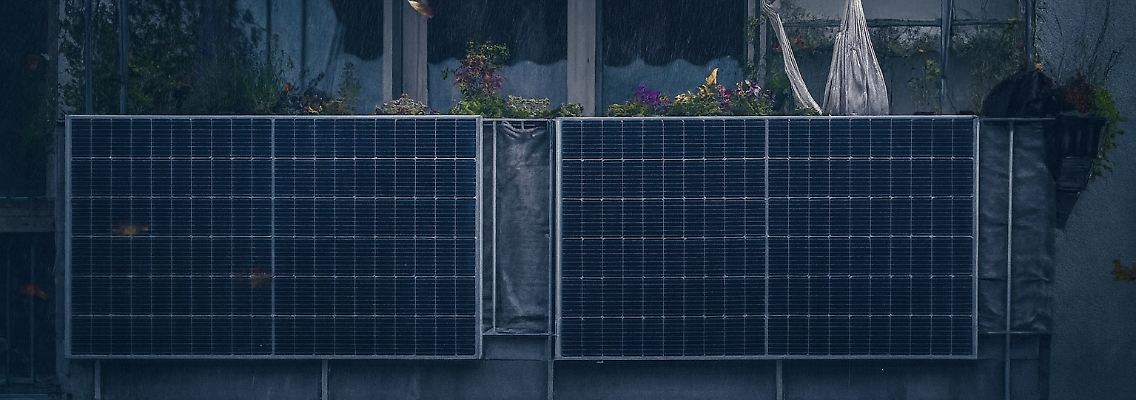 Im Herbst und Winter ist Sonnenschein eher selten. Daher stellt sich die Frage: funktioniert ein Balkonkraftwerk auch in der dunklen Jahrzeszeit?