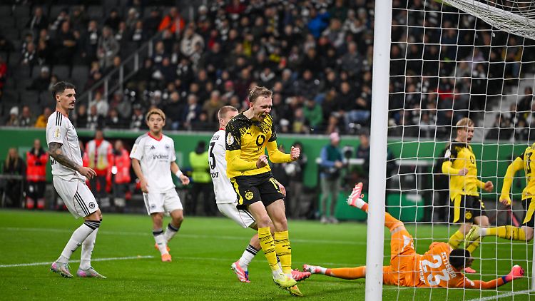 Maxi Beier hätte über den Treffer von Julian Brandt überhaupt nicht jubeln dürfen. Er stand in der Tor auslösenden Szene im Abseits.